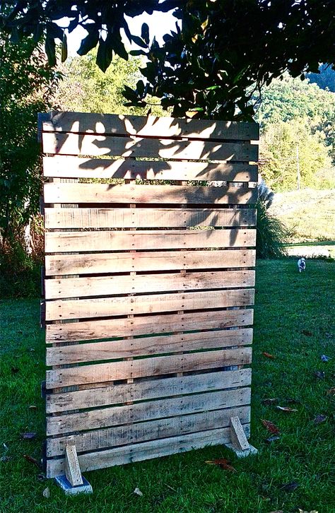 Pallet wall for use as divider. Rustic. Place over door hooks on different levels to hang funky light items.... Pallet Wall Hanging Ideas, Standing Pallet Wall, Free Standing Pallet Wall, Diy Pallet Wall, Pallet Walls, Pallets Diy, Decor Studio, Free Standing Wall, Pallet Creations