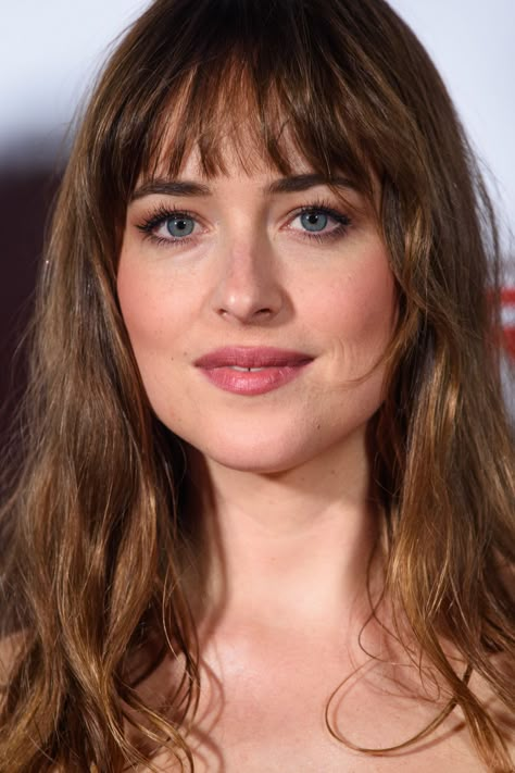 Hair Bangs Brunette, Bangs Brunette, Dakota Johnson Bangs, Dakota Johnson Hair, Nick Bateman, Dakota Johnson Style, Wavy Bob Hairstyles, Eddie Redmayne, Hair Bangs