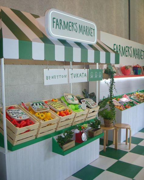 Supermarket Design Ideas, Fruit Market Design, Popup Store Design, Food Court Design, French Baby Shower, Farmers Market Booth, Farmers Market Display, Prop Box, Supermarket Design