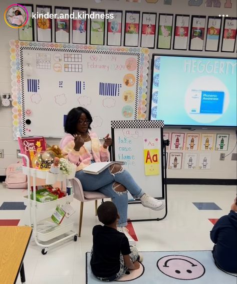 Second Grade Aesthetic, Black Elementary School Teacher, Teaching Asthetic Picture, Special Education Aesthetic, Teacher Vision Board Ideas, Kindergarten Classroom Aesthetic, Black Teacher Aesthetic, Aesthetic Teacher Classroom, Teacher Room Ideas Elementary