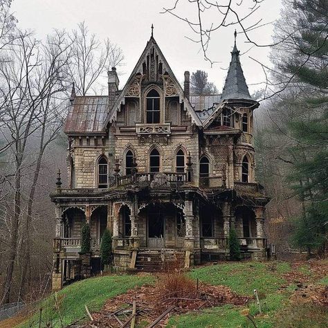 Scary Victorian House, Whimsigoth Architecture, Creepy House Exterior, Haunted Victorian House Interior, Victorian Homes Dark, Modern Gothic Mansion, Neo Gothic House, Old Victorian Houses Interior, Southern Gothic Architecture