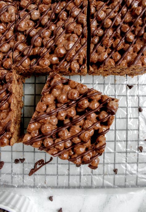 This is a really fun, chocolate twist on your classic Rice Krispie Treats! Cocoa Puff Treats, Cocoa Puffs Treats, Marshmallow Crispy Treats, Cocoa Puffs Recipes, Puff Dessert, Cocoa Krispies, Breakfast Cupcakes, Work Recipes, Lemon Layer Cakes