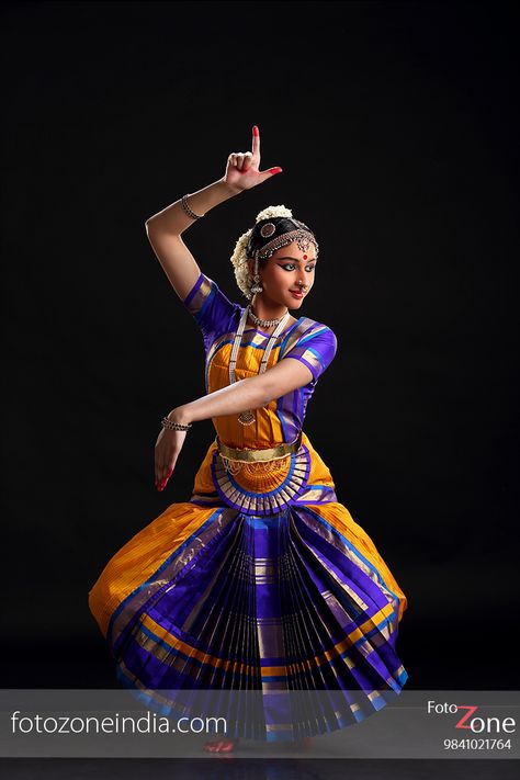 Bharathanatyam pose Bharat Natyam Poses, Baratham Poses, Indian Classical Dance Photography, Bharatanatyam Poses Photography, Bharatanatyam Poses For Photoshoot, Bharathanatyam Photography, Bharathanatyam Costumes, Bharatnatyam Costume, Classical Poses