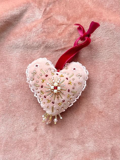 Beaded Heart Ornament, Beaded Embroidery Ornaments, Velvet Ornaments Diy, Embroidered Ornaments Diy, Diy Velvet Ornaments, Millie Amber, Sewn Ornaments, Felt Heart Ornaments, Patch Making