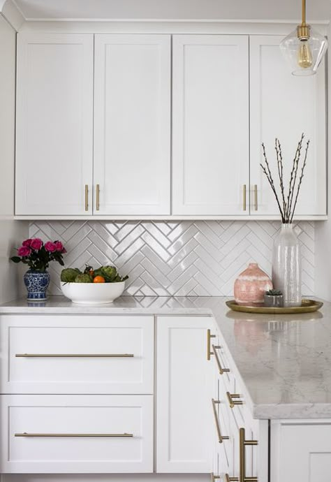 Desain Pantry, Kabinet Dapur, Herringbone Backsplash, Brown Cabinets, Kitchen Backsplash Designs, White Kitchen Design, Backsplash Ideas, Kitchen Room Design, Kitchen Inspiration Design