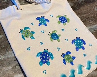 Beach Bag Painting Ideas, Painted Beach Bag, Summer Tote Bag Painting, Easy Tote Bag Painting Ideas, Summer Tote Bag Design, Tot Bag Design, Beach Tote Bags Diy, Turtles Swimming, Painted Canvas Bags