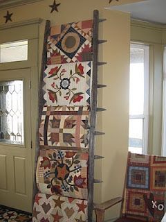 Just turn a section of picket fence on it's side!  DIY picket fence as a quilt rack . . . how darling! Displaying Quilts, Quilt Racks, Quilt Hanging, Colchas Quilting, Quilt Ladder, Quilting Digest, Quilt Hangers, Quilt Display, Primitive Quilts