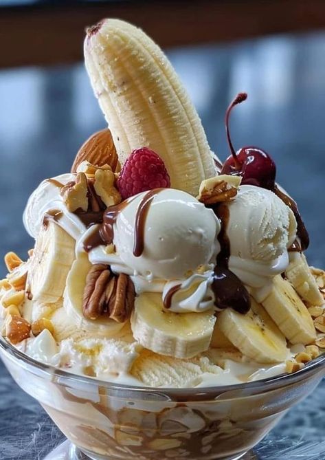 Banana Split Dessert Ice Cream, Banana Boat Recipe, Banana Pudding Ice Cream, Banana Splits Sundae, Easy Cream Pie, Banana Ice Cream Recipe, Banana Split Dessert, Chicken Cake, Pudding Ice Cream