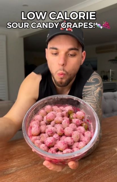 Healthy Eating Magazine on Instagram: "LOW CALORIE SOUR CANDY GRAPES🍬🍇 300 Cal & 14.5g Protein💪🏼 These sour candy grapes literally taste just like sour patch kids! This is a great lower calorie alternative & also has a total of 14.5g protein 💪🏼 (12g coming from the jelly & 2.5g coming from the grapes with the amount I used) 301 Calories with 14.5g of protein for the entire bowl. (For the amount I used listed below) Ingredients 👇🏼 - Washed Grapes (I used 350g, you can use any amount you l Sour Candy Grapes, Low Calorie Candy, Candy Grapes, Potpourri Stovetop, Exterior Christmas, Low Calorie Snacks, Christmas Potpourri, Stovetop Potpourri, Easy Baking Recipes Desserts