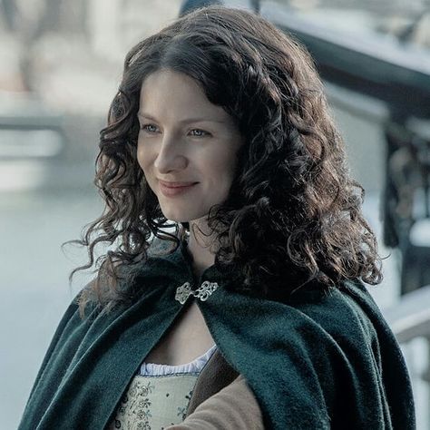 claire beauchamp fraser appreciation post 👼 #clairefraser @caitrionabalfe Through A Glass Darkly, Claire Outlander, Claire Randall, Outlander Costumes, Outlander Claire, Outlander Season 2, Outlander Tv Series, Outlander Book, Claire Fraser