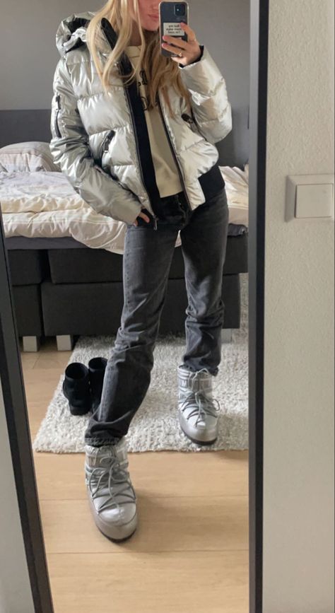 Silver Moon Boots Outfit, Moonboot Outfit Ideas, Moonboot Outfit, Silver Jacket Outfit, Outfit Montagna, Converse Ootd, Moon Boots Outfit, Snow Boots Outfit, Jeans Boots Outfit