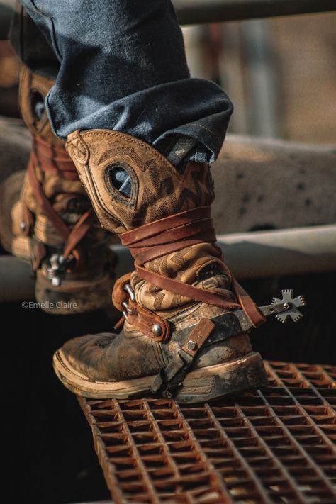 Photo by Emelie Ballenger, Candid Western Photographer. Instagram: emelie.claire Midnight Cowboy, Modern Cowboy, Cowboy Aesthetic, Bota Country, Photographer Instagram, Cowboy Outfits, Fashion Project, Character Outfits, Work Boots