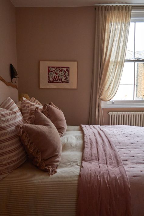 CLEMENTS LONDON, E5 - SHOOTFACTORY - LONDON HOUSES - 052 Dusky Rose Bedroom, Pink Moody Bedroom, Warm Pink Bedroom, Colourful Bedroom Aesthetic, Sage And Pink Bedroom, Pink Wall Bedroom, Pink Guest Bedroom, Bay Window Bedroom Ideas, Garden With Decking