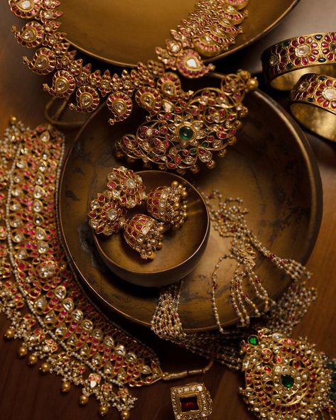 Kishandas & Co. | These moments are what give our journey meaning and depth! In her Reception ensemble, Aishwarya (@aishwaryaarjun) shines with grace in… | Instagram Aesthetic Indian Jewellery, Indian Jewellery Photography, Jewelry Photography Ideas Styling, Kishandas Jewellery, Vintage Indian Jewelry, Jewellery Photography, Heirloom Jewelry, Celebrity Casual Outfits, Jewelry Photography Styling