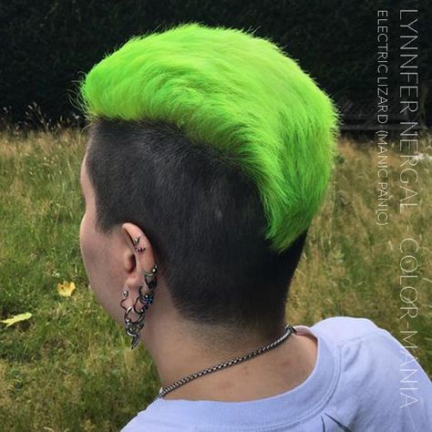 Cheveux courts noir puis vert fluo sous forme de crête (sans volume ) Manic Panic Colors, Female Mohawk, Manic Panic, New Haircuts, Jolie Photo, Hair Cuts, Mid Century, Neon, Boutique