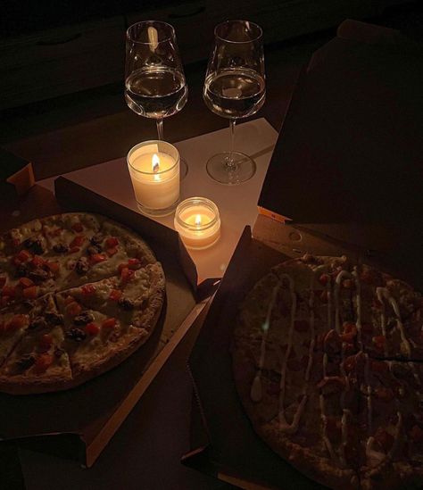 Pizza And Wine Aesthetic Home, Candle Dinner Aesthetic, Chill Couple Aesthetic, Pizza Dinner Aesthetic, Date Night Aesthetic Dinner, Candle Light Dinner At Home, Romance Dinner, Candle Light Dinner Ideas, Candle Night Dinner