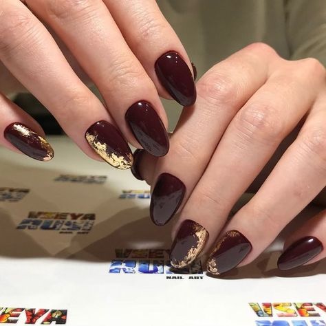 Dark Nails Gold Foil, Burgundy Nail Art Gold Accents, Maroon And Gold Nails Acrylic, Christmas Nails With Foil, Maroon Nails With Gold Flakes, Brown And Maroon Nails, Dark Red Nails With Gold Design, Burgundy Nails With Gold Flakes, Dark Colour Nail Art