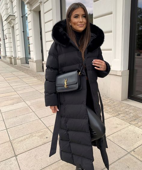 Parka With Fur Hood, Black Jacket Outfit Winter, Black Parka Outfit, Black Jacket Outfit, Parka Outfit, Winter Jacket Outfits, Winter Mode Outfits, Winter Coat Outfits, Black Winter Jacket