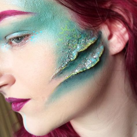 Close up of the gills  made it with nose and scar wax (never again), coastal scents eyeshadows, limecrime uniliner in citreuse and a lot of chunky glitter Halloween Makeup Videos, Scar Wax, Makeup Zombie, Fantasy Make-up, Make Up Designs, Coastal Scents, Mermaid Halloween, Special Fx Makeup, Mermaid Diy