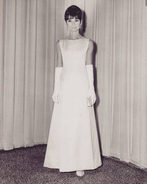 1965 Dress, Audrey Hepburn Oscar, Earrings Cartier, Audrey Hepburn Dress, Hermes Clutch, Audrey Hepburn Photos, Minimal Wedding Dress, Givenchy Earrings, Audrey Hepburn Style