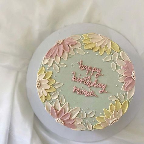 Unique Simple Cake Designs, Palette Knife Designs On Cake, Blue Flower Cake Birthday, Cakes Simple Design, Cute Cake Ideas Birthdays, Simple Floral Cake Design, Pastel Cake Ideas, Basic Cake Designs, Simple Cake Decor