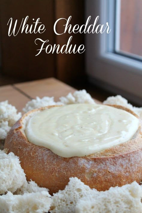 Easy Fondue Recipes, Cheddar Fondue, Easy Fondue, Fondue Dinner, Fondue Night, Fondue Recipes Cheese, Fondue Party, Fondue Recipes, White Cheddar