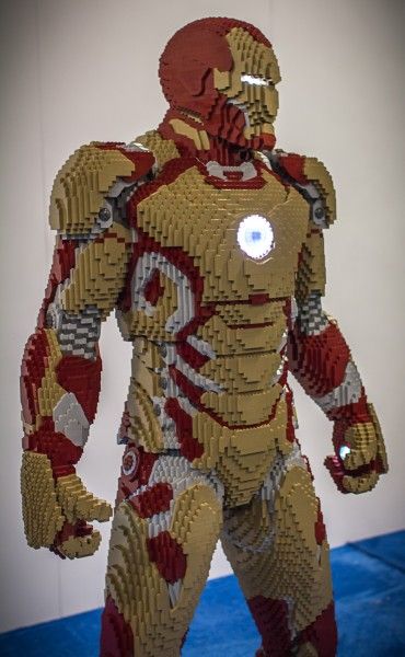 iron man life size lego Lego Hobbit, Lego Iron Man, Lego Sculptures, Lego Display, Amazing Lego Creations, Lego Creative, Lego Pictures, Lego Worlds, Cool Lego Creations