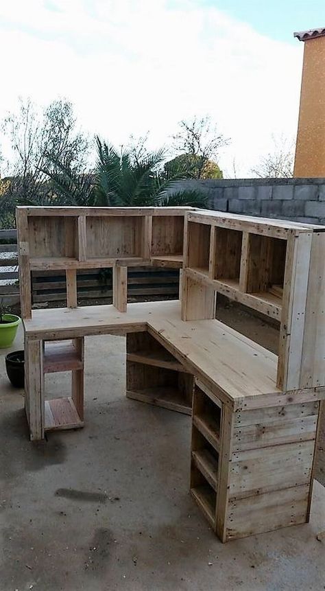 Pallet Furniture Office, Diy Office Desk, Pallet Desk, Texas Home Decor, Wood Office Desk, Pallet Garden Furniture, Shipping Pallets, Recycled Pallet, Diy Office