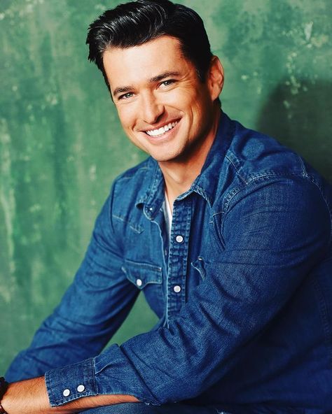 Wes Brown sur Instagram : Late to the party, which is very unlike me......but I’m finally on @cameo If you’re looking for a last minute Mother’s Day gift, birthday… Wes Brown, Glory Road, Victor Webster, Hazel Hair Color, Late To The Party, Western Denim Shirt, And Peggy, James Brown, Hallmark Movies