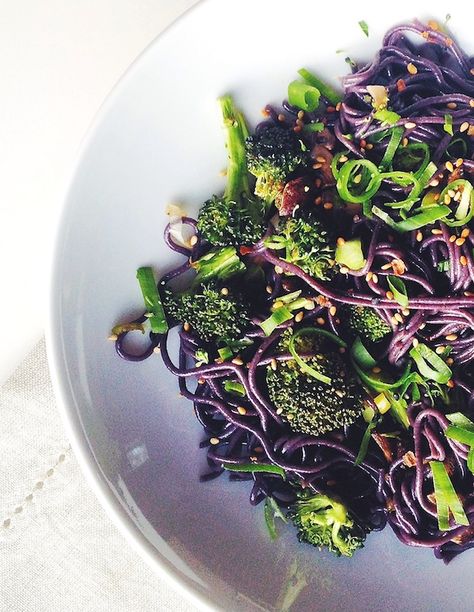 Black Rice Noodles with Broccoli and Seasame Ginger Sauce Black Rice Noodles Recipe, Crimini Mushrooms Recipes, Broccoli Sesame, Sesame Ginger Sauce, Noodles With Broccoli, Broccoli Bites, Rice Noodle Recipes, Crimini Mushrooms, Sesame Ginger