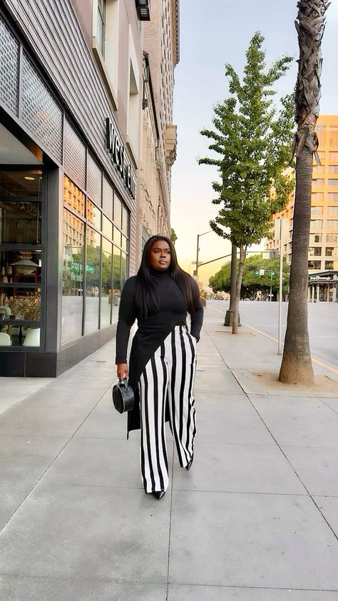 Striped fall outfit. Black And White Jeans Outfit, Black And White Striped Pants Outfit, White Striped Pants Outfit, Striped Pants Outfit, Stripe Pants Outfit, Black And White Striped Pants, Black And White Jeans, White Jeans Outfit, Professional Outfits Women