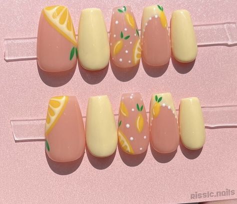 Preppy Press On Nails, Simple Summer Nails Almond Shape, Food Themed Nails, Peaches Nail Art, Fruit Slice Nails, Nails 2023 Colors, Strawberry Lemonade Nails, Themed Nails Designs, Funky Nail Designs Fun