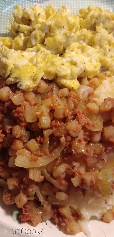 Canned Corned Beef Hash Recipes, Corned Beef Hash Canned, Corned Beef Hash Casserole, Eggs And Grits, Irish Corned Beef, Recipe Using Canned Biscuits, Roast Beef Hash, Corned Beef Hash Breakfast, Easy Corned Beef