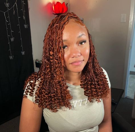 Ginger Boho Knotless Braids Bob, Short Ginger Boho Braids, Ginger Bob Braids, Ginger Boho Bob, Ginger Braids With Black Roots, Ginger Short Braids, Short Ginger Braids, Ginger Braids Black Women, Mixing Hair Color