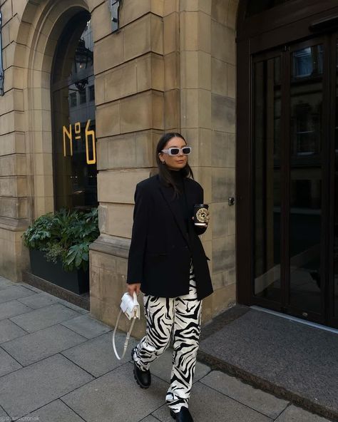 Zebra Pants Outfit Street Styles, Zebra Jeans Outfit, Zebra Pants Outfit, Printed Trousers Outfit, Zebra Jeans, Zebra Print Clothes, Black Dress Fashion, Zebra Pants, Zebra Pant