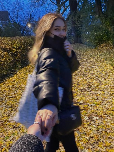 aesthetic ig story insta stories instagram wlw couple vacation pose autumn holding hands Dating Luna Lovegood Aesthetic, Holding Hands Pov, Lesbian Photo Instagram, Wlw Insta Story, Holding Hand Pose, Wlw Hand Holding, Wlw Pics To Recreate, Soft Launch Girlfriend Wlw, Wlw Holding Hands