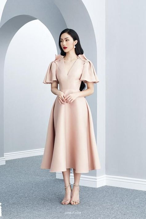 This dress is collected only to be my dress design ideas , so credits to owners , and also an idea for everyone who is looking for more best designs . Check out to my Pinterest account to get more ideas and have a good fashion 😘 Gaun Satin Dresses, Robes D'occasion, Classy Dress Outfits, Elegant Dresses For Women, Designs For Dresses, Gown Dress, Classic Dress, Classy Dress, Elegant Outfit