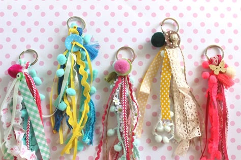 DIY How to Make Fabric and Ribbon Scraps Keyholders Scrap Fabric Tassels, Keychain With Ribbon, Ribbon Zipper Pull Diy, Diy Purse Charms Ideas, Ribbon Tassels Diy, Ribbon Keychains Diy, Ribbon Keychain, Fabric Keychain Diy, Diy Bag Tags