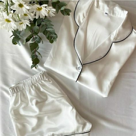 Pyjama Photoshoot Ideas, Pajamas Photography, Silk Pajamas Aesthetic, Sleepwear Aesthetic, Pajamas Aesthetic, Pijamas Women, Silk Nightwear, Pajama Fashion, Cute Pajama Sets