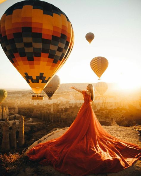 📍Cappadocia, Turkey 🇹🇷 ● Nowhere on Earth merits a hot air balloon ride quite like Cappadocia. Admire the striking limestone spores from a wonderful vantage point! Trail Dress, Dress For Photoshoot, Tale Dress, Flying Dress, Spring Portraits, Dress Engagement, Photography Dress, Long Trail, Cappadocia Turkey