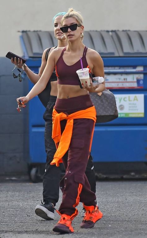 Hailey Bieber Street Style, Hailey Baldwin Street Style, Kitty Photos, Bellybutton Piercings, Belly Button Piercing Jewelry, Hailey Bieber Style, Hailey Baldwin Style, Sneakers Street Style, Belly Piercing