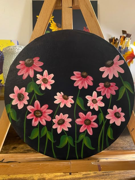 Black Circle Canvas Paintings, Black Cardboard Painting, Art On Circle Cardboard, Circle Paintings Canvas, Round Box Painting Ideas, Circle Painting Ideas Easy Flowers, Painting On Circle Canvas Easy, Circle Glass Painting Ideas, Circle Board Painting Ideas