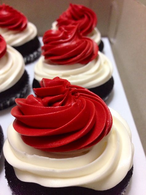 Cupcakes with Red and White Vanilla Buttercream Frosting Maroon And White Cupcakes, Red White Black Graduation Cake, Red And White Cupcakes Ideas, Red Black And White Cupcakes, Black And Red Cupcakes, Red And White Cupcakes, Chocolate Cupcakes Decoration, Black And White Cupcakes, Black Cupcakes