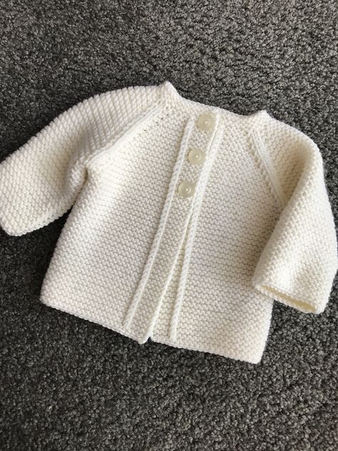 Cardigan Til Baby, Free Baby Sweater Knitting Patterns, Baby Jackets Pattern, Knit Baby Jackets, Baby Cardigan Knitting Pattern Free, Knitted Patterns, Baby Cardigan Pattern, Baby Hat Knitting Pattern