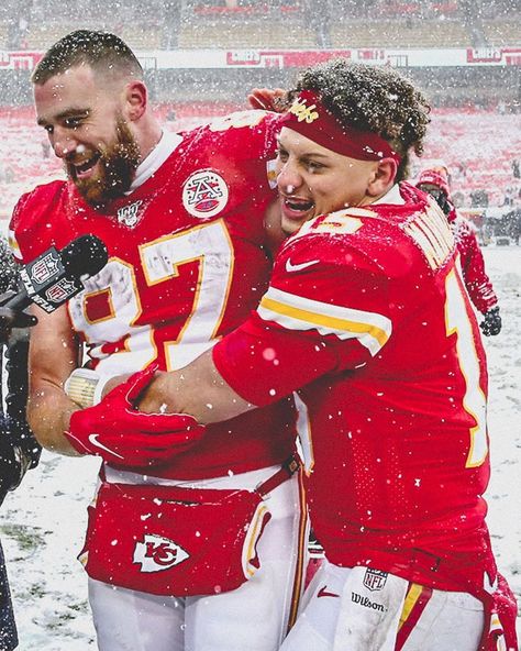 Matt C on Twitter: "It’s #NationalHuggingDay and here are my favorite hugs of all time:… " Kansas City Nfl, Football Mask, Chiefs Wallpaper, Nfl Chiefs, Kc Chiefs Football, Kansas Chiefs, Kc Football, Kansas City Chiefs Shirts, Chiefs Shirts