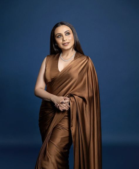 Rekha Saree, Saree Outfits, Rani Mukherji, Brown Saree, Rani Mukherjee, Rani Mukerji, Blouse Ideas, Indian Actors, Desi Wear