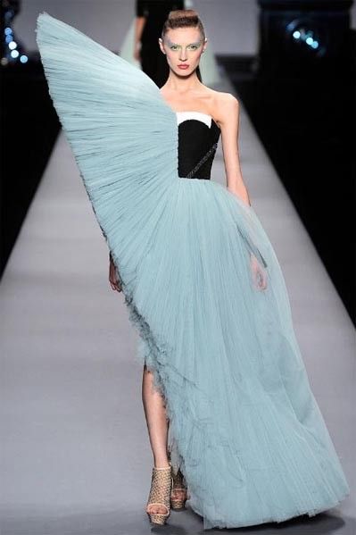 This dress is a prime examples of asymmetrical balance because the dramatic shoulder on one side makes the right side more weight filled. And the one sided fuller skirt on the opposite side. Volume Fashion, Olga Sherer, Weird Clothing, Runway Design, Victor And Rolf, Sculptural Fashion, Diagon Alley, Viktor Rolf, Couture Mode