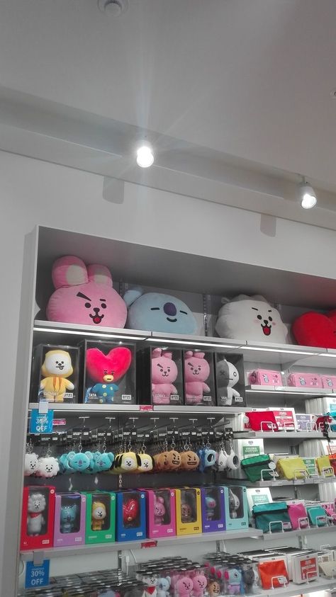 Kpop Store Design, Kpop Shop Ideas, Kpop Store Ideas, Korean Store Aesthetic, Kpop Store Aesthetic, Shopping In Seoul, Line Friends Store, Korea Store, Stationery Store Design