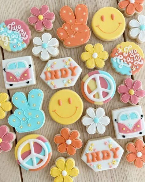 70s Flower Cookies, Flower Power Cookies, Groovy Decorated Cookies, 2 Groovy Cookies, Groovy One First Birthday Cookies, Retro Cookies Decorated, Groovy Birthday Cakes, Groovy Cupcakes Ideas, Groovy Cookies Decorated