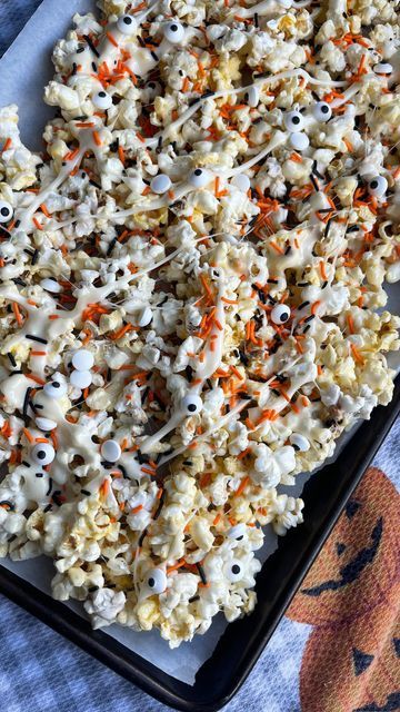 Ashley Lamego ♥ on Instagram: "Halloween Popcorn 👻 1 bag of popcorn 3 cups of marshmallows 3 tbsp of butter Halloween candy of choice #fyp #halloween #happyhalloween #halloweensnack #recipe #kids #recipeshare #foodie #foodlove #foodblog #foodblogger #treat" Halloween Fluffy Popcorn, Halloween Marshmallow Popcorn, Halloween Candy Popcorn, Popcorn With Candy, Spooky Popcorn, Halloween Snacks Popcorn, Halloween Recipes Savory, Halloween Party Sweets, Candy Bags Halloween